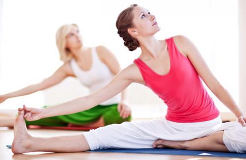 Tập yoga và vật lý trị liệu giúp giảm nhẹ bệnh viêm khớp dạng thấp