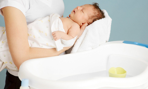 Những lưu ý cần nhớ khi tắm cho trẻ sơ sinh trong mùa đông