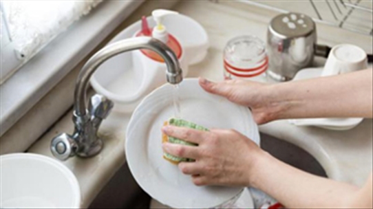 Tại sao khi mắc bệnh chàm tổ đỉa cần tránh tiếp xúc với các chất tẩy rửa?