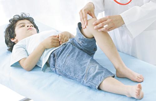 Viêm khớp tuổi thiếu niên - Nguyên nhân và triệu chứng lâm sàng của căn bệnh