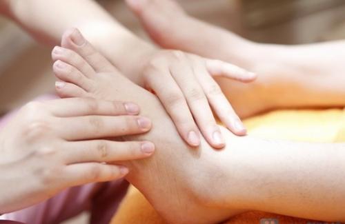 Xoa bóp chân tay - Một phương pháp điều trị chứng mất ngủ