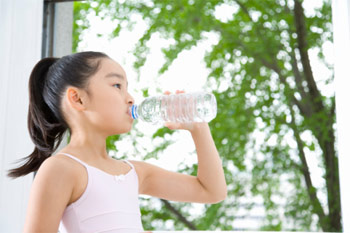 Những lưu ý khi cho trẻ nhỏ uống nước tránh gây nguy hiểm