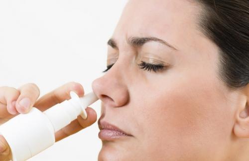 Người bệnh tăng huyết áp, cường giáp nên cẩn trọng khi dùng thuốc qua mũi