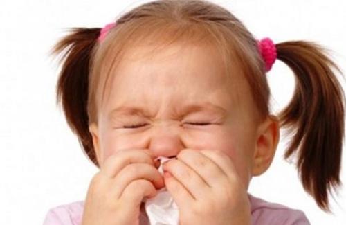 Chăm sóc con: Ngăn sổ mũi bằng tỏi, mật ong hiệu quả cho bé
