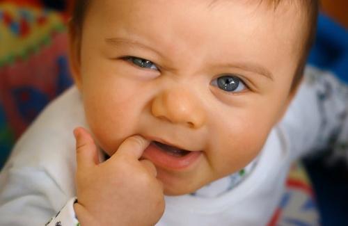 Dấu hiệu nhiệt miệng ở trẻ có gây nguy hiểm không?