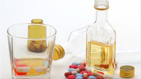 Chữa trị nghiện rượu bằng thuốc cần lưu ý tránh bệnh giảm thị lực, đánh trống ngực