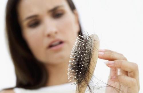 Những nguyên nhân rụng tóc ở nữ thường gặp nhất là gì