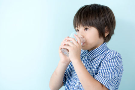 Uống nước như thế nào để tốt cho sức khỏe của trẻ vào mùa lạnh?