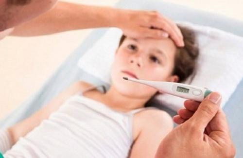Viêm kết mạc mắt, viêm hạch cảnh báo về bệnh sốt virut ở trẻ