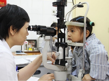 Cách điều trị trẻ mắc tật khúc xạ mắt cha mẹ nên biết