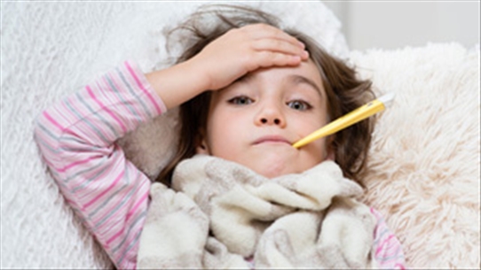 Những cách chăm sóc trẻ bị tiêu chảy, sốt cao hiệu quả