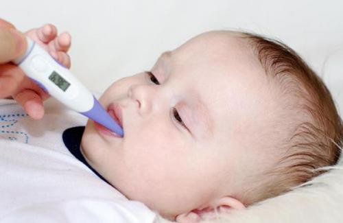 Khi trẻ bị sốt cao, co giật coi chừng bệnh viêm phổi