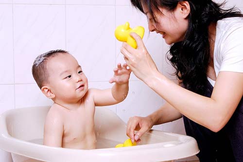 Trẻ nhiễm khuẩn da do cha mẹ tắm lá sai cách nguy hiểm