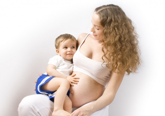 Khi đang mang thai vẫn cho con bú liệu có an toàn cho bé trong bụng?