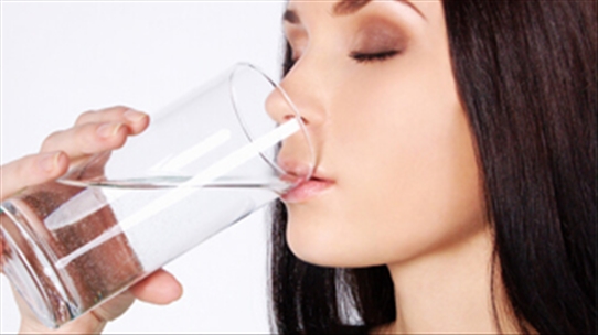Không uống nước vào buổi sáng có thể nhiễm độc mạn tính