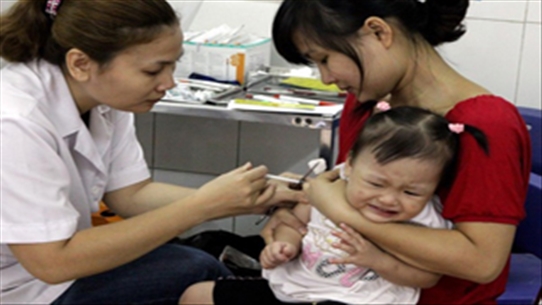 Cảnh báo: Không nên tiêm phòng vắc - xin lao cho trẻ bị viêm phổi, thương hàn