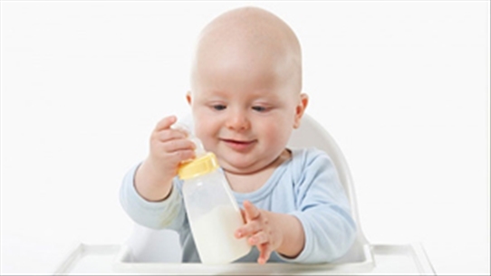 Những kiến thức cơ bản để chăm sóc trẻ không được bú sữa mẹ ai cũng nên biết