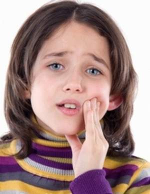 Bị sâu răng, thiểu sản men răng là dấu hiệu của trẻ thiếu canxi