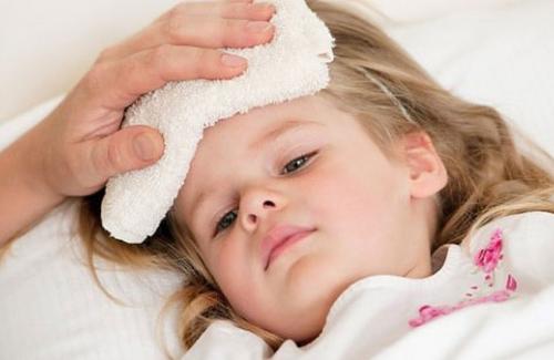 Trẻ bị sốt cao có nguy cơ dẫn đến co giật và tổn hại hệ thần kinh