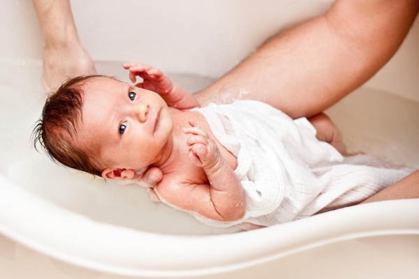 Mách mẹ cách tắm đúng cách cho trẻ sơ sinh an toàn nhất