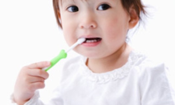 Phòng sâu răng sữa cho trẻ nhỏ, cha mẹ nên lưu tâm