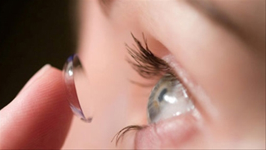 8 sai lầm nguy hiểm khi sử dụng kính áp tròng bạn cần loại bỏ