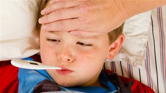 Đau đầu, phát ban là một trong những triệu chứng sốt virus ở trẻ