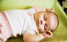 Trẻ sơ sinh: Khi ăn trẻ hay trớ liệu có nên kê gối cao đầu?