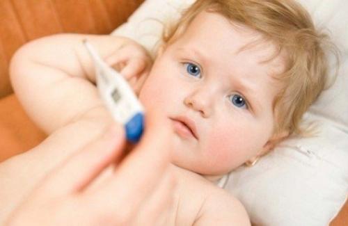 Nhiễm lao, nhiễm khuẩn đường hô hấp là những nguyên nhân gây ra chứng sốt ở trẻ