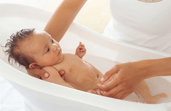 Tắm thường xuyên cho trẻ sơ sinh có gây ảnh hưởng đến sức khỏe trẻ?