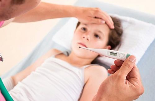 Viêm mũi họng, viêm thận có thể là nguyên nhân khiến trẻ bị sốt