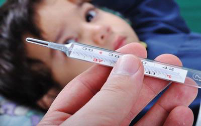 Trẻ bị sốt lâu ngày có thể gây co giật và thiếu ôxy não