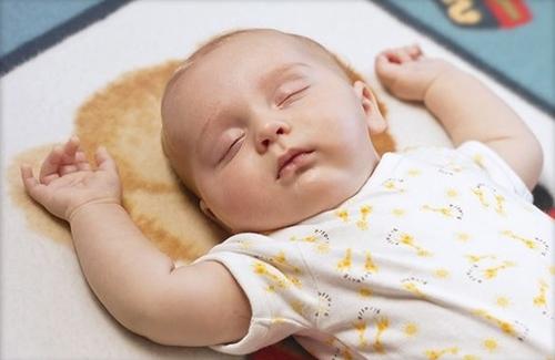 Nguy cơ trẻ sơ sinh tử vong vì nằm sấp, mẹ cần chọn tư thế ngủ an toàn cho bé