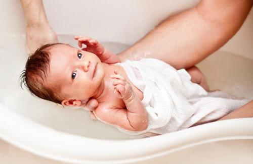 Trẻ sơ sinh: 6 thời điểm mẹ tắm cho bé có thể nguy hiểm tính mạng cho trẻ