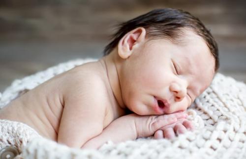 Bật mí lý do trẻ sơ sinh mới mấy tuần tuổi đã phân biệt được mẹ với người khác