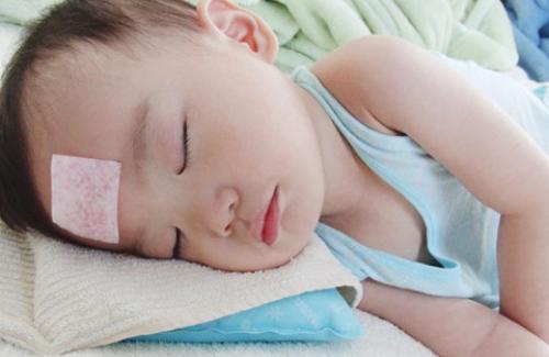 Điều trị sốt cho trẻ do nhiễm khuẩn, viêm phổi hiệu quả
