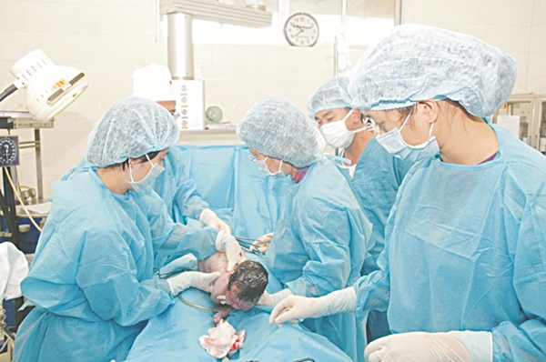 Đề phòng chứng co hồi tử cung, suy hô hấp ở mẹ và bé sau sinh