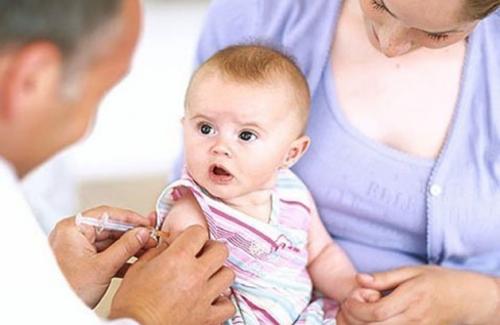 Một số lưu ý khi tiêm chủng ngăn ngừa bệnh bại liệt, viêm gan siêu vi B ở trẻ