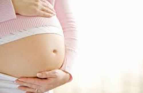 Mang thai : bác sĩ dùng tay xoay tròn thai nhi trong bụng mẹ bầu