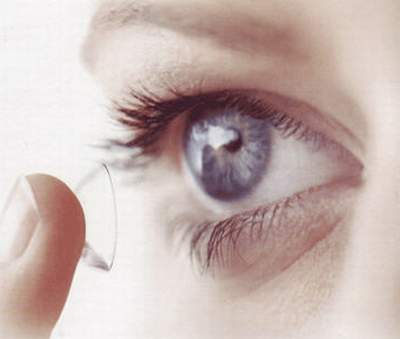 Biến chứng do lạm dụng kính áp tròng gây tổn thương mắt