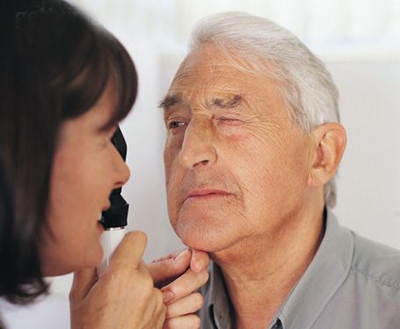 Điều trị bệnh bướu ác nhãn cầu và hốc mắt ở người lớn tuổi