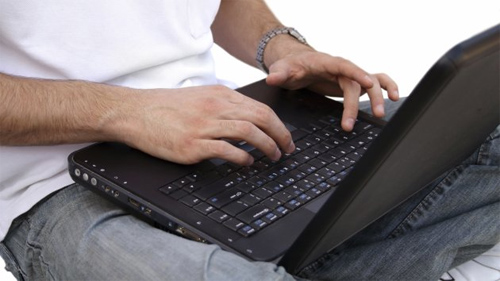 Đặt laptop lên người: Cảnh báo nguy cơ nhức đầu ảnh hưởng sức khỏe