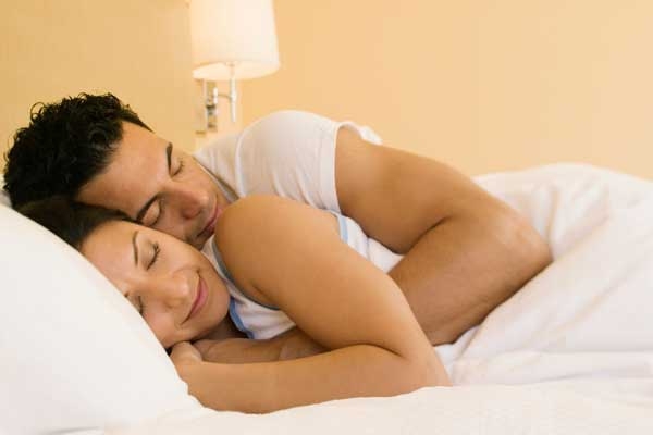 Bật đèn khi ngủ làm giảm khả năng thụ thai trông thấy