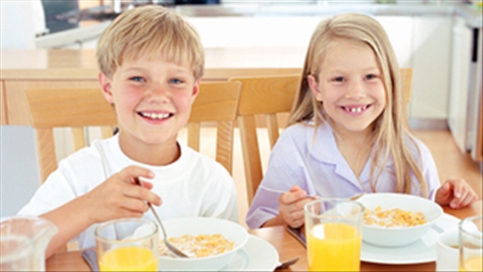 Ăn sáng giúp trẻ tăng khả năng học hỏi, phát triển thể chất