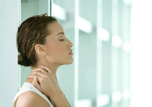 Khi xuất hiện triệu chứng đau vai gáy, cần điều trị thế nào?