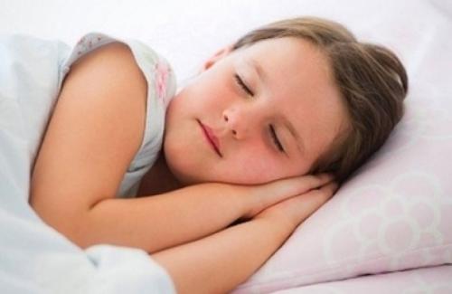 Vì sao những trẻ ngủ trước 8 giờ tối luôn đạt chuẩn cân nặng?
