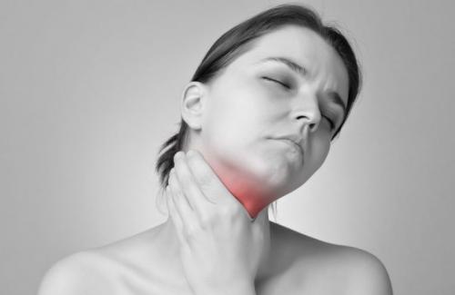 Bị đau họng một bên phải, nuốt nước miếng đau là biểu hiện của bệnh gì?