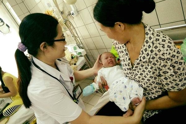 Hành trình hồi sinh bé gái được mổ lấy thai từ người mẹ bị tim bẩm sinh