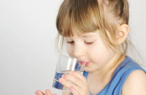 Nên cho trẻ uống bao nhiêu nước là đủ để phát triển toàn diện?