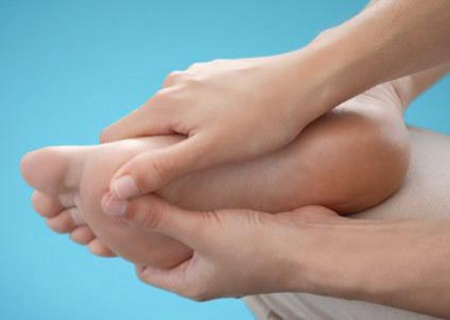 Lưu ý khi ngứa lòng bàn tay chân chữa trị như thế nào?